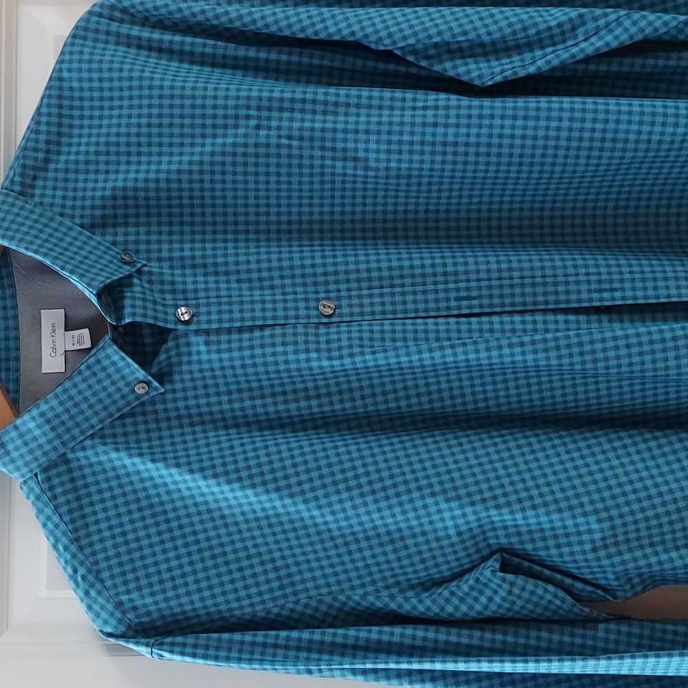 Calvin Klein Men's button up shirt/ button down collar